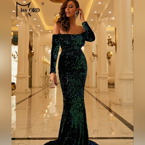 Missord Dresses & Skirts - Missord Dress Green Sequin Floor Length